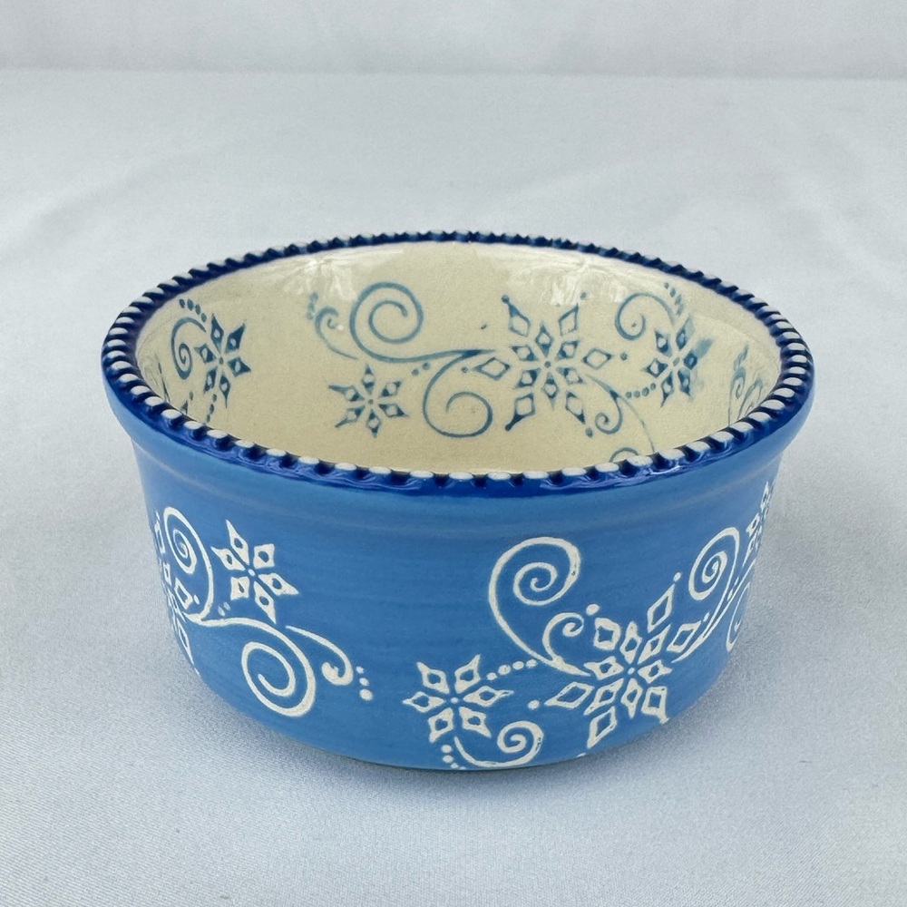 Temp-Tations Blue & White Floral Lace Winter 1.75 Qt Baker